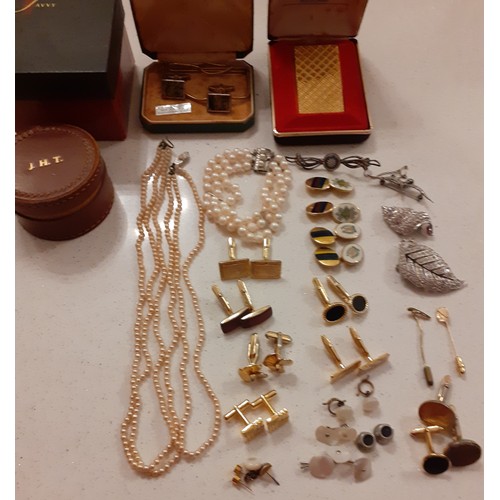 97 - A small quantity of vintage costume jewellery to include a 3 string simulated pearl bracelet with si... 