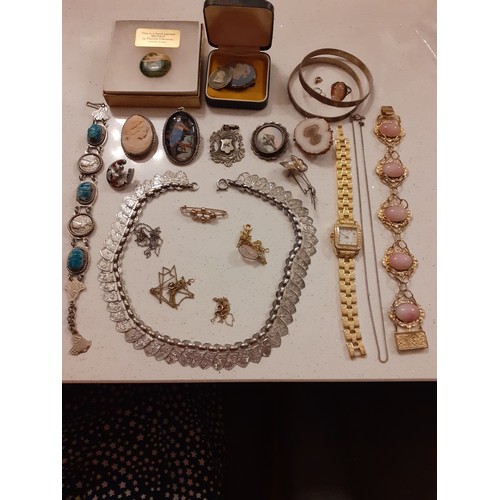98 - A quantity of vintage costume jewellery, mainly silver and white metal items to include a Pauline Cl... 