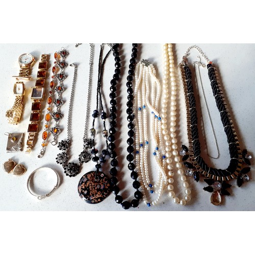 103 - A quantity of vintage costume jewellery and gold items to include paste and silver brooches, a Past ... 