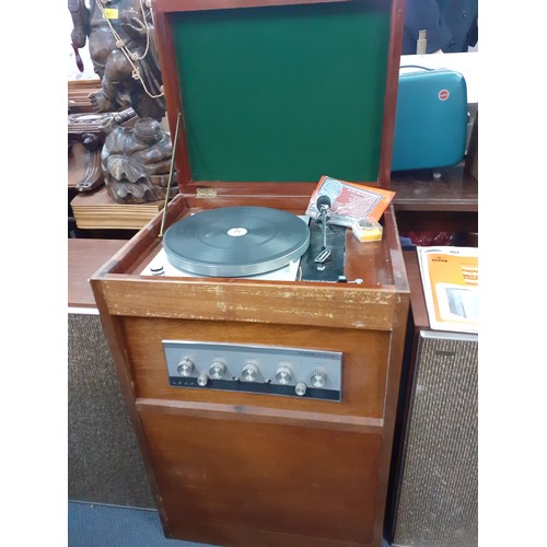 183 - A mid 20th Century Leak Stereo 30 Plus in a hardwood veneered cabinet with integrated Thorens turnta... 