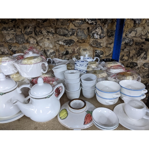 78 - A quantity of Dudson, Villeroy & Boch and Royal Doulton table wares to include coffee and teapots, c... 