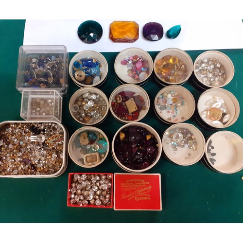 118 - A quantity of jewellery beads and crystals to include faceted glass stones all housed in a small bas... 