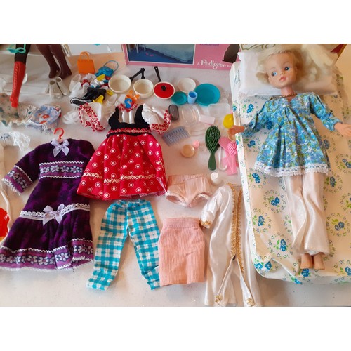 133 - Sindy- A 1970's collection of Sindy, Skipper and Pippa clothing and accessories to include kitchen i... 
