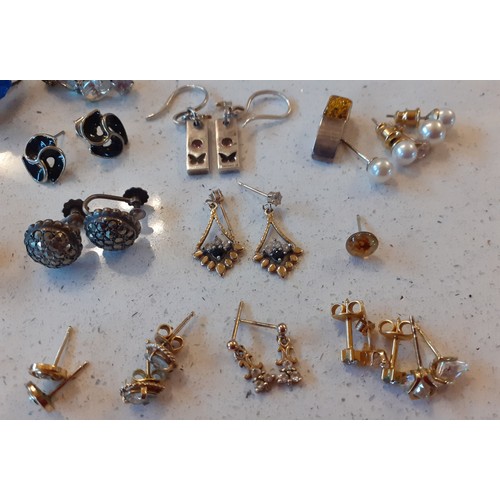 135 - Mixed costume jewellery to include 6 dress rings, silver and white metal chains, vintage brooches, a... 