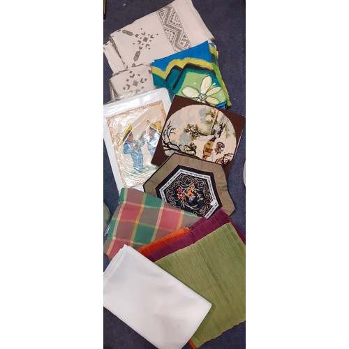 165 - A quantity of vintage table linen to include table cloths and napkins together with a 2007 Tuhi-Pape... 