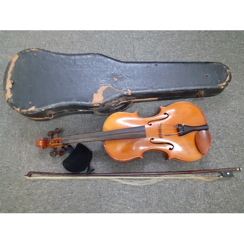 197 - A 20th Century full size violin measuring 35.5cm back and 58cm total length, strings AF together wit... 