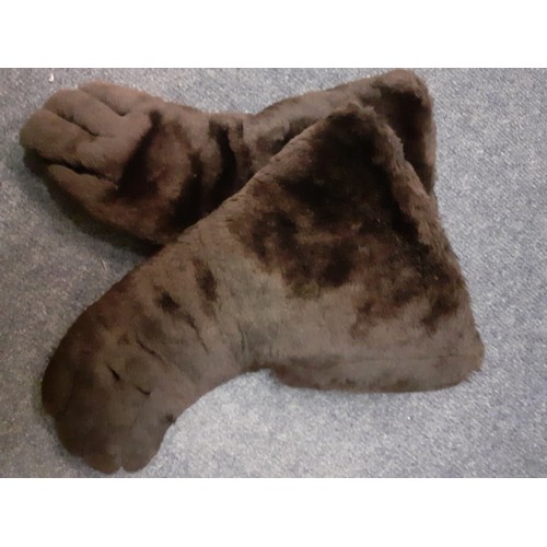 80 - A pair of brown beaver lamb and brown leather gloves with wide cuffs and cream shearling lining. Loc... 