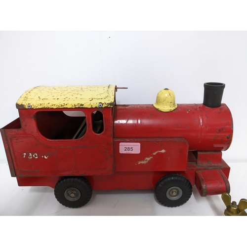 285 - A lot to include a Triang tin plate puff - puff pull along model locomotive, a nautical quartz wall ... 