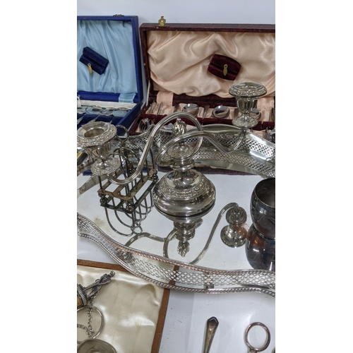 303 - Mixed silver plated items to include boxed sets of cutlery with a set of twelve teaspoons and sugar ... 