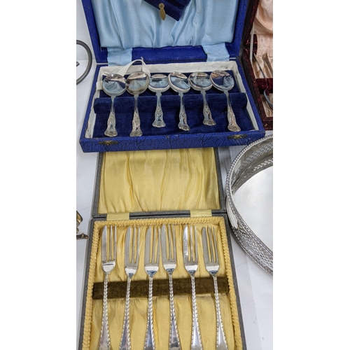 303 - Mixed silver plated items to include boxed sets of cutlery with a set of twelve teaspoons and sugar ... 