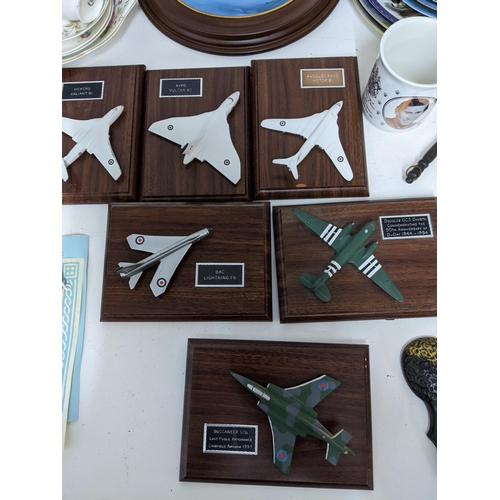 368 - A mixed lot to include Coalport limited edition aviation collectors plates, some mounted in frames, ... 