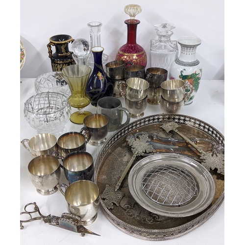 399 - A mixed lot to include a pierced silver plated tray, two Ethiopian hand crosses, Chinese vase and ot... 