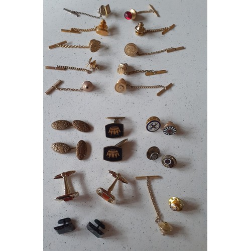 216 - A quantity of jewellery and collectables to include a white metal charm bracelet, a coin bracelet, a... 