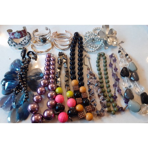 217 - A quantity of modern costume jewellery, mainly bead necklaces and vintage brooches to include a blac... 