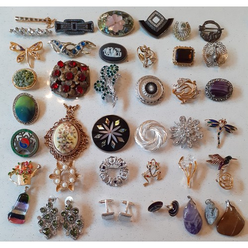 217 - A quantity of modern costume jewellery, mainly bead necklaces and vintage brooches to include a blac... 