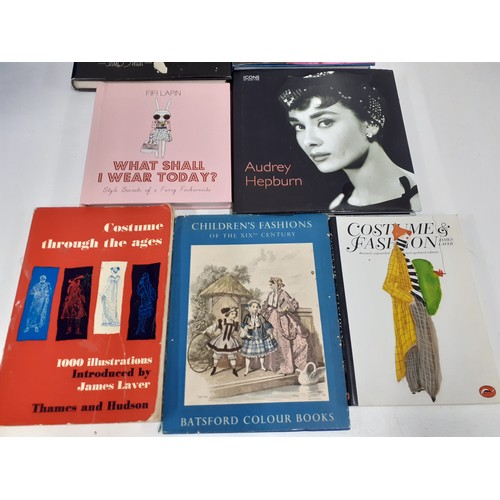 210 - A group of fashion and influential women related coffee table books to include 'Judy & Liza' by Jame... 