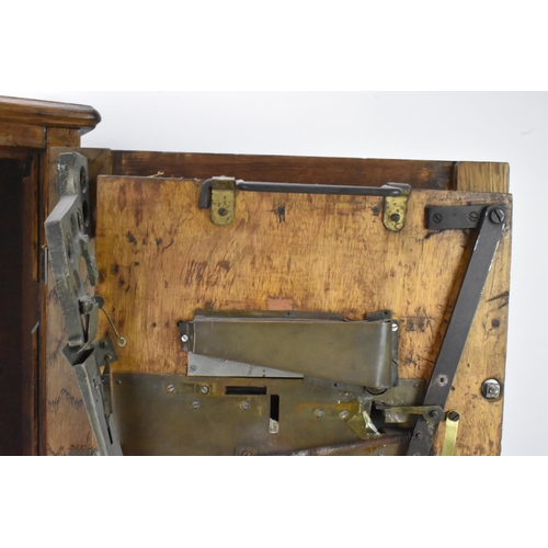 142 - An Allwin De Luxe oak cased penny slot machine, circa 1920, with internal metal ball track, central ... 