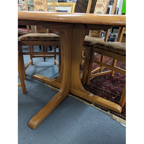 424 - A blonde Ercol oval dining table on a quadruped base with six Ercol dining chairs with upholstered s... 