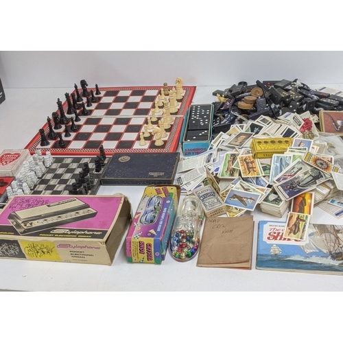 425 - A mixed lot to include a small marble chess board (three pieces missing), Dominoes, a Stylophone poc... 