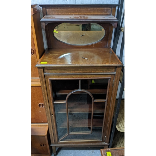 470 - An Edwardian inlaid mahogany display cabinet with extended mirrored back with single shelf, glazed d... 