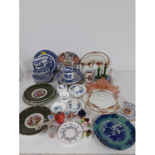 431 - A quantity of 20th Century ceramics to include Churchill blue and white dinner plates, a pair of Roy... 