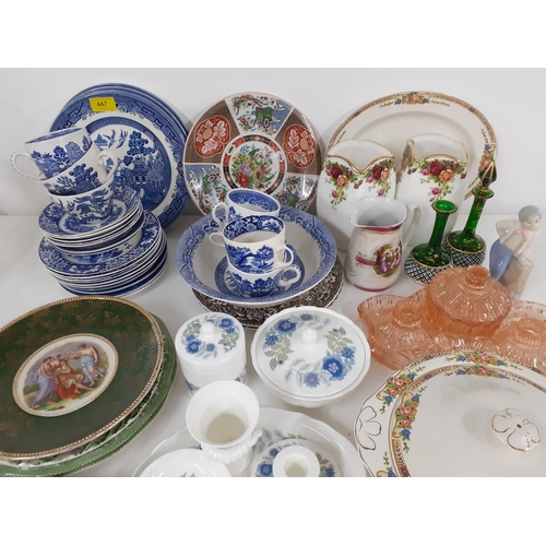 431 - A quantity of 20th Century ceramics to include Churchill blue and white dinner plates, a pair of Roy... 