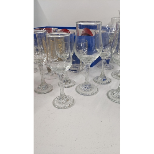 443 - Mixed glassware to include a Caithness glass vase, A/F, various drinking glasses to include a boxed ... 