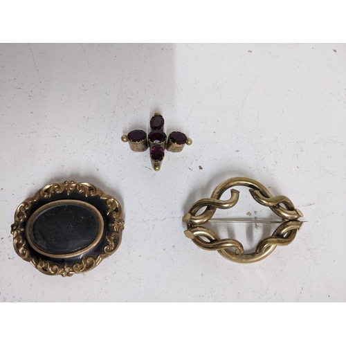 379 - Group of early Victorian jewellery to include a gold plated and black finished mourning brooch, the ... 