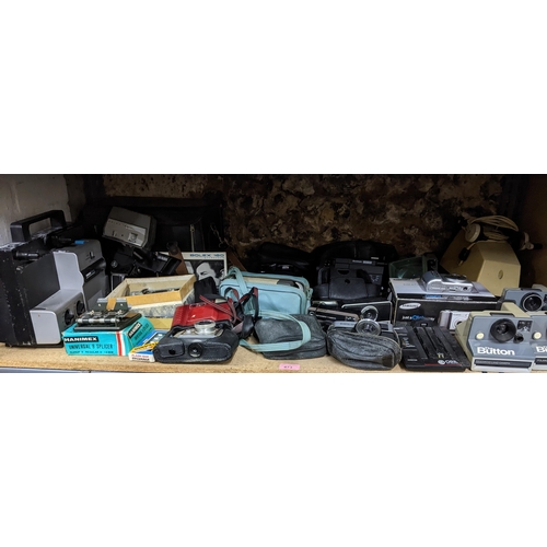 473 - A mixed lot of vintage film and digital cameras to include a cased Sony movie camera, Olympus Trip 3... 