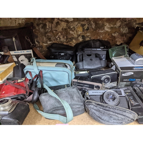 473 - A mixed lot of vintage film and digital cameras to include a cased Sony movie camera, Olympus Trip 3... 