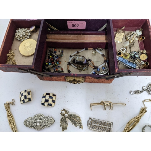 507 - A selection of costume jewellery to include an agate necklace, various brooches and other items, hou... 