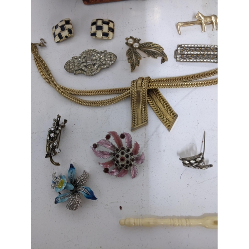 507 - A selection of costume jewellery to include an agate necklace, various brooches and other items, hou... 