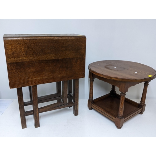 113 - An oak drop leaf gateleg table of small proportions on plain square legs 74x59x26.5cms when unextend... 