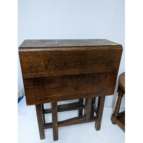 113 - An oak drop leaf gateleg table of small proportions on plain square legs 74x59x26.5cms when unextend... 