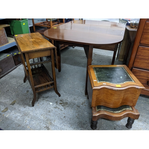 91 - A Victorian mahogany gateleg D-end table on square tapering legs 71cm x 95cm x 49cm (when unextended... 