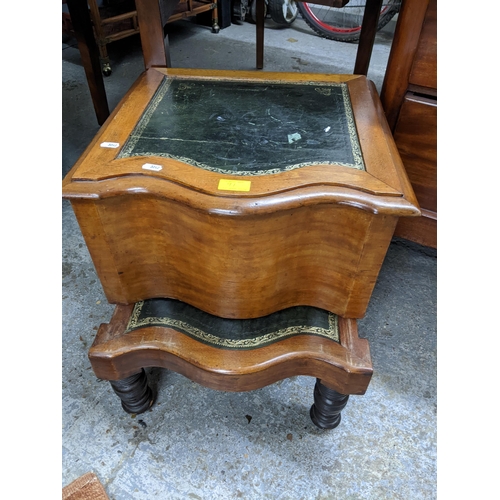 91 - A Victorian mahogany gateleg D-end table on square tapering legs 71cm x 95cm x 49cm (when unextended... 