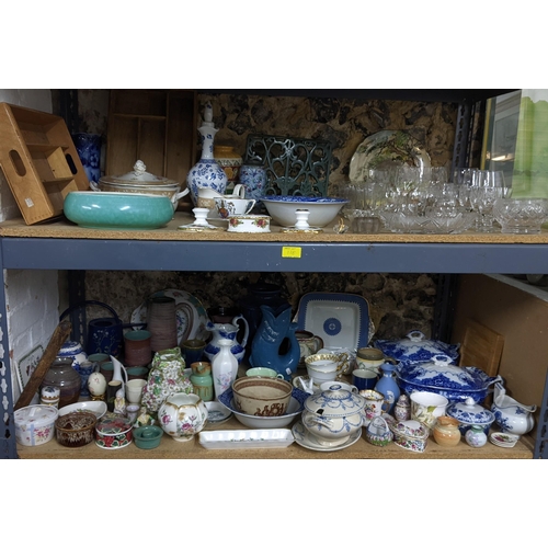 118 - A mixed lot of ceramics, glassware and other items to include Denby mugs and blue glazed vase, Royal... 