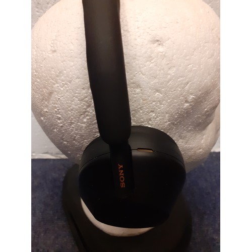 189 - A pair of Sony noise cancelling, wireless headphones WH-1000XM5 having 30 hours battery life optimis... 