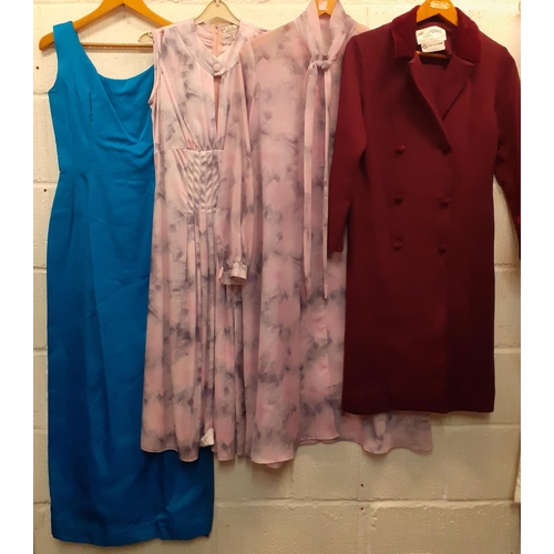 113 - A quantity of 1970's and later ladies clothing to include a California pink and grey chiffon dress w... 