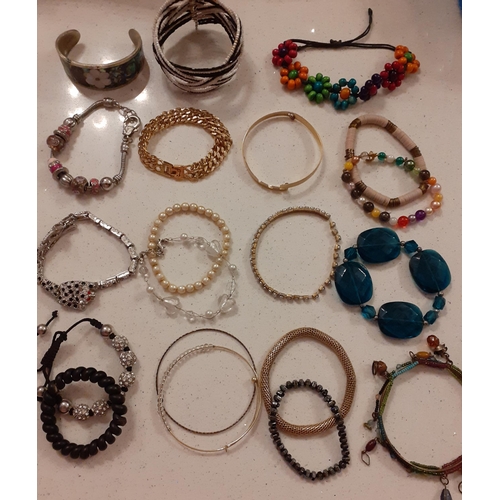 115 - Mixed vintage and modern costume jewellery, mainly bead necklaces, brooches and dress rings to inclu... 