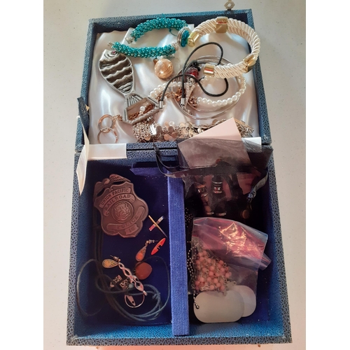 166 - A mixed lot comprising a small quantity of modern costume jewellery, a vintage sewing box and conten... 