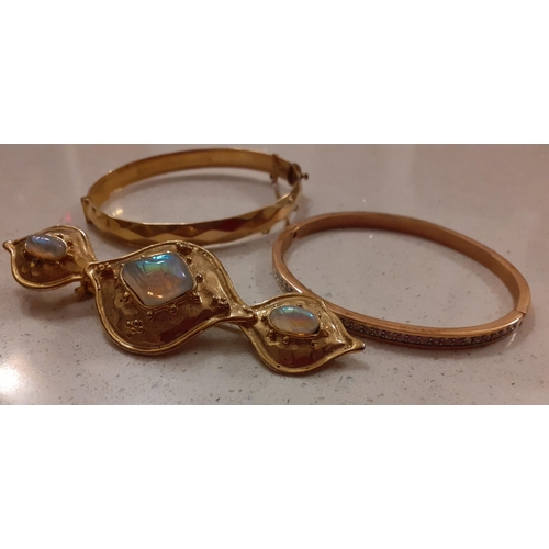 60 - A quantity of jewellery to include a gold plated hinged bangle, a pair of gold plated cufflinks, an ... 