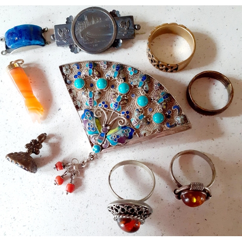 75 - A quantity of costume jewellery and collectables to include a silver oriental inspired brooch in the... 