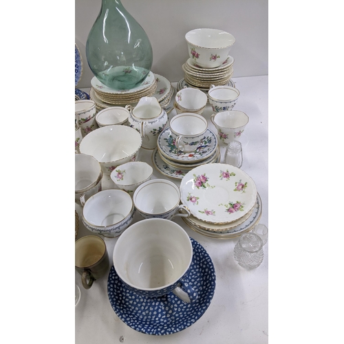 246 - A mixed lot to include an early 20th century Wedgwood part tea service, glassware, 19th century Will... 