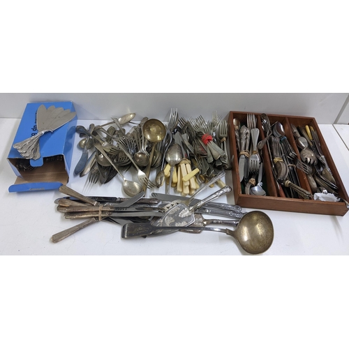 242 - Mixed silver plated cutlery to include a boxed set of Avon Kings pattern cutlery Location: 9-4