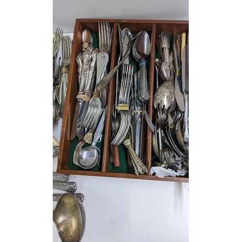 242 - Mixed silver plated cutlery to include a boxed set of Avon Kings pattern cutlery Location: 9-4