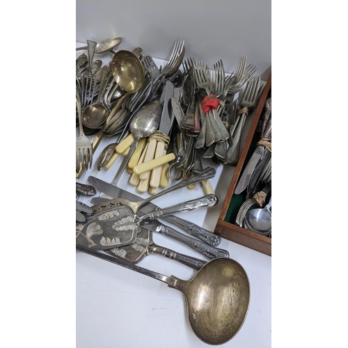 242 - Mixed silver plated cutlery to include a boxed set of Avon Kings pattern cutlery Location: 9-4