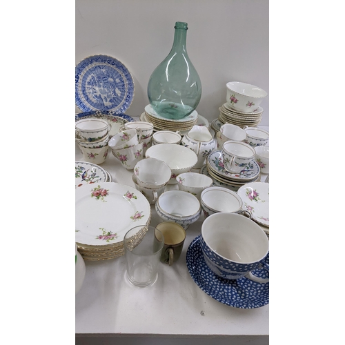 246 - A mixed lot to include an early 20th century Wedgwood part tea service, glassware, 19th century Will... 