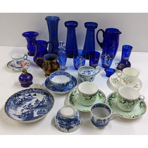 257 - A mixed lot to include an 18th century Chinese blue and white bowl, Bristol blue glassware and other... 