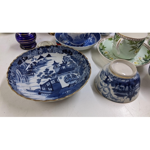 257 - A mixed lot to include an 18th century Chinese blue and white bowl, Bristol blue glassware and other... 